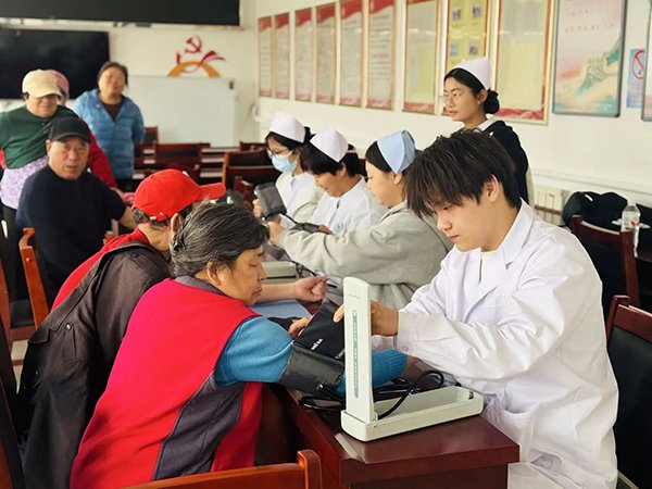 引导青年学子走出校门