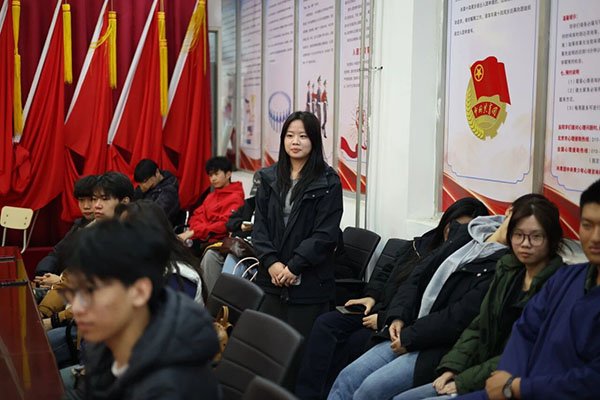 国务院总理李强向大会作政府工作报告