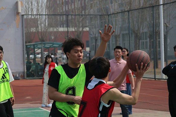 走出教室，走向操场