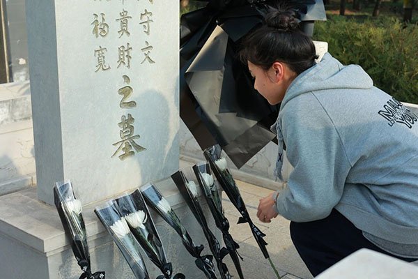 同学们对烈士墓进行认真清扫