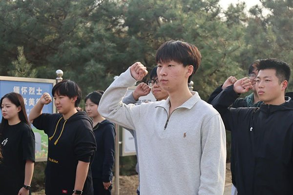 用嘹亮歌声致敬不朽忠魂