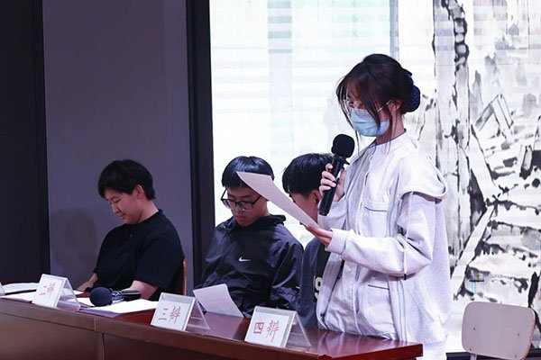 结合当下正火热进行的“青言之锋”辩论