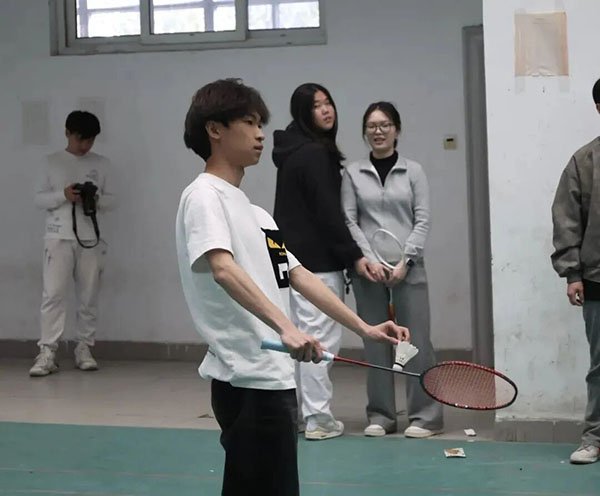 4场篮球、8场羽毛球、7场乒乓球，