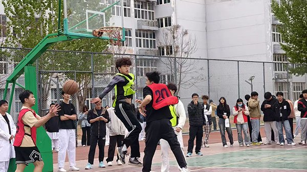 微信图片_2026-05-07_191403_048.jpg 当篮球撞击地板的脆响遇上羽毛球划破长